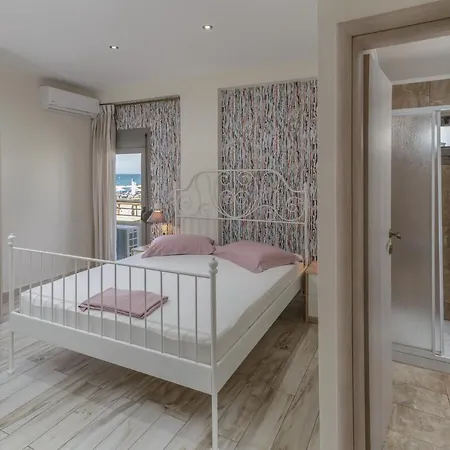 Ammos Beachfront Luxury Apartment